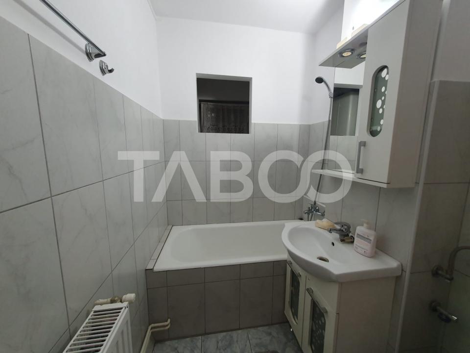 Apartament 2 camere de inchiriat zona 1 Decembrie etaj 2