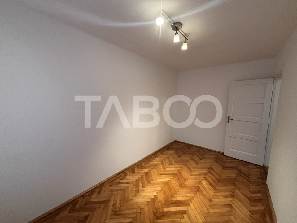 Apartament 3 camere 54mpu etaj 1 balcon zona Centrala Sibiu