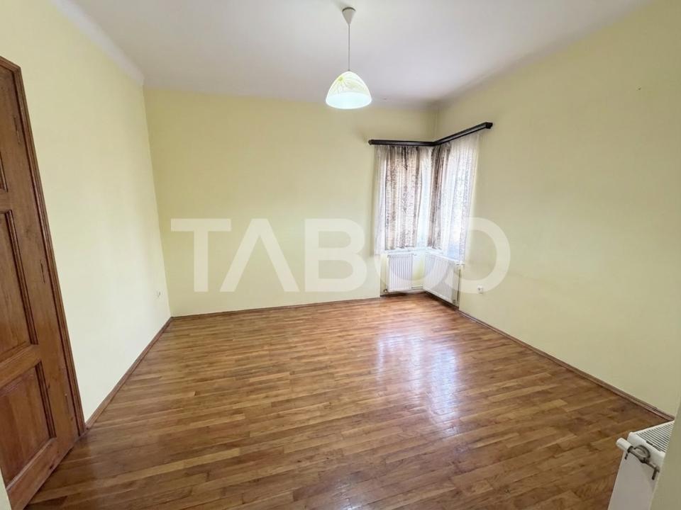 Apartament 3 camere 78 mp utili acces auto in curte Strada Dealului 