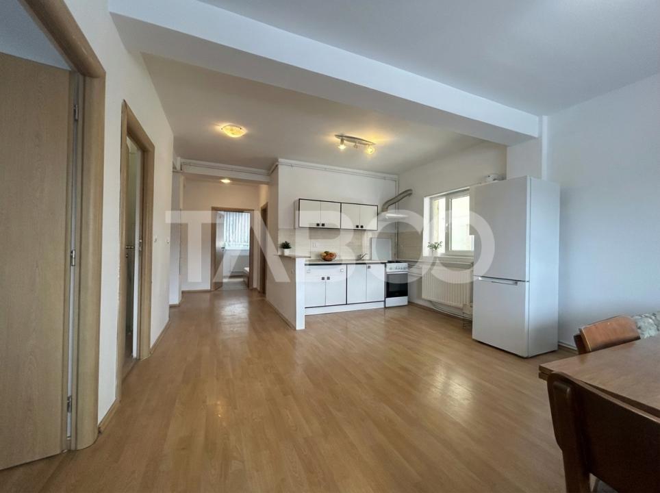 Apartament 3 camere balcon de inchiriat decomandat 80 mpu zona Central