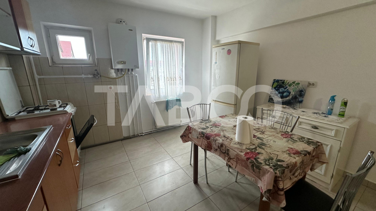 Apartament 3 camere balcon pivnita decomandat zona Lazaret Sibiu