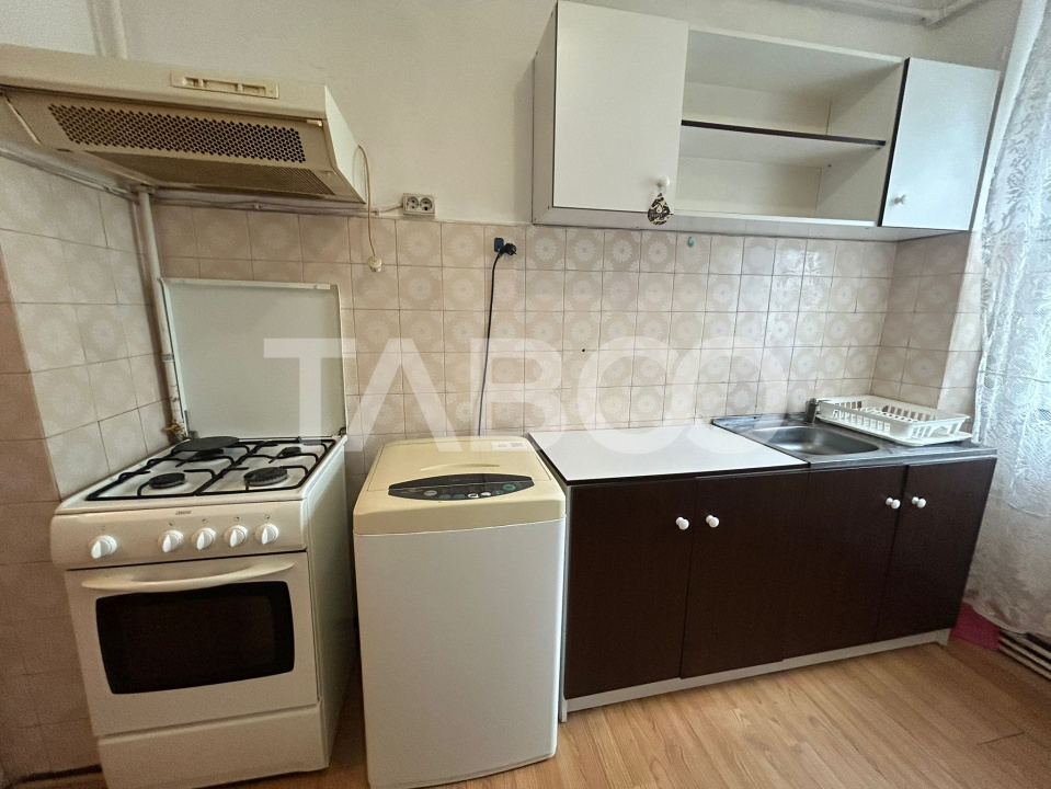Apartament 3 camere cu balcon si pivnita in zona Mihai Viteazu