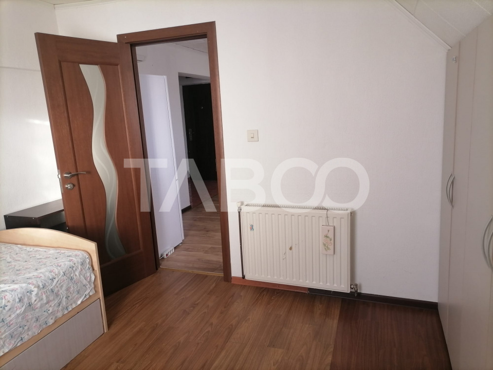 Apartament 3 camere decomandat cu balcon de inchiriat