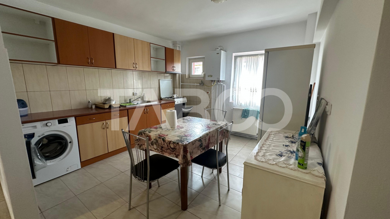 Apartament 3 camere decomandat pivnita balcon zona Lazaret Sibiu