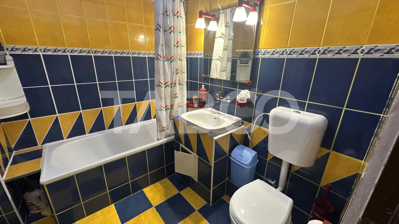 Apartament 3 camere decomandat pivnita balcon zona Lazaret Sibiu