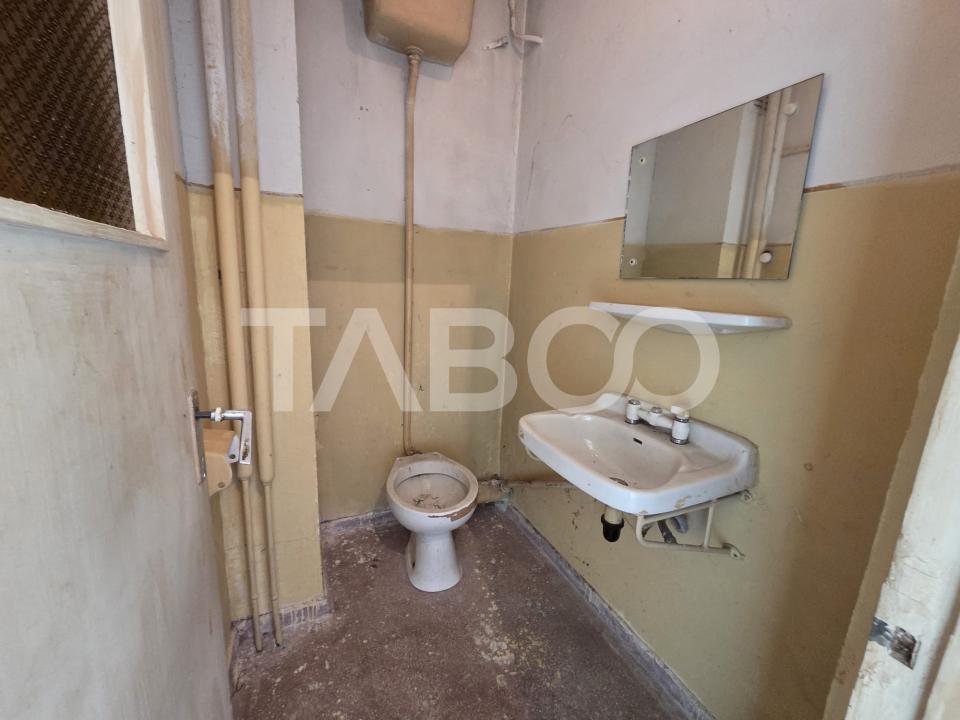Apartament 3 camere semidecomandat 70 mp zona Bd Unirii etaju 3