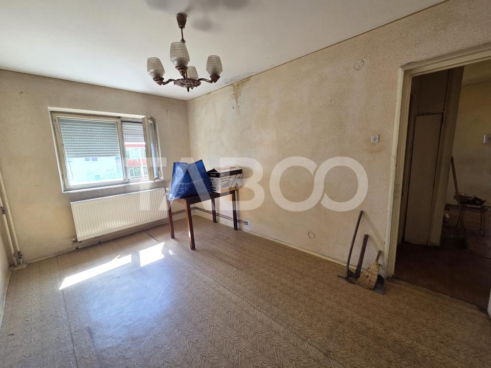 Apartament 3 camere semidecomandat 70 mp zona Bd Unirii etaju 3