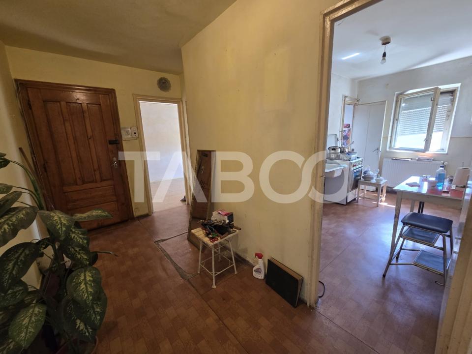 Apartament 3 camere semidecomandat 70 mp zona Bd Unirii etaju 3