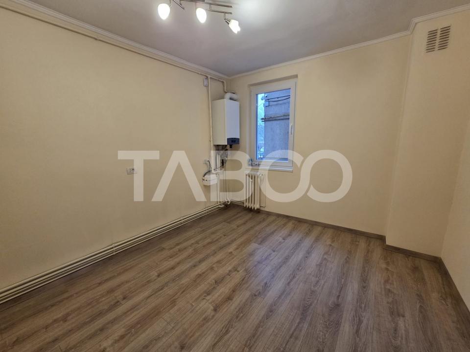 Apartament 4 camere de inchiriat Bulevardul Unirii acces din strada