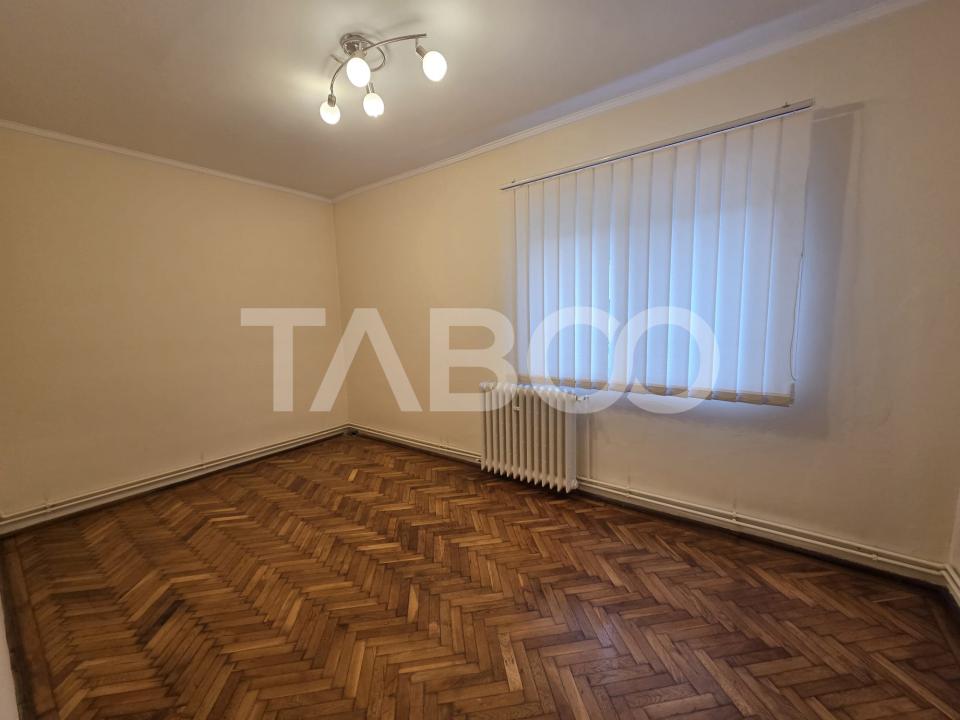 Apartament 4 camere de inchiriat Bulevardul Unirii acces din strada