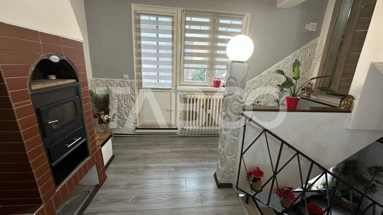 Apartament 4 camere  la casa cu curte pivnita zona Lazaret Sibiu