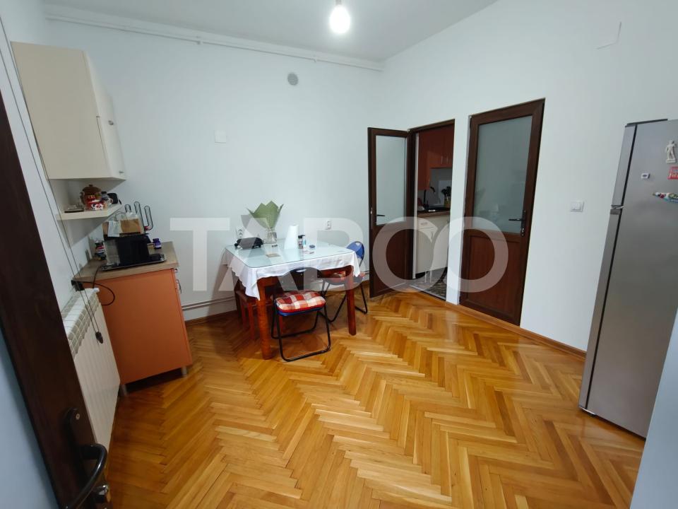 Apartament complet renovat 2 camere garaj acces auto Centru Istoric