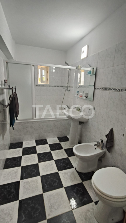 Apartament cu 3 camere garaj si pivnita de vanzare in Sebes