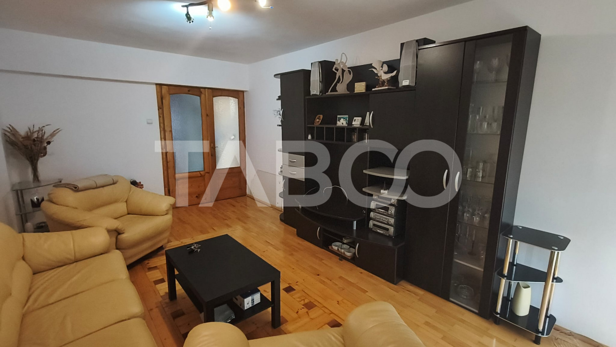 Apartament cu 3 camere garaj si pivnita de vanzare in Sebes