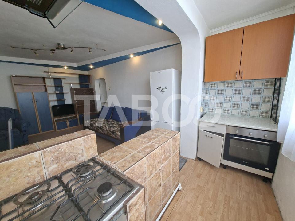 Apartament cu 3 camere si balcon de inchiriat in zona Mihai Viteazul
