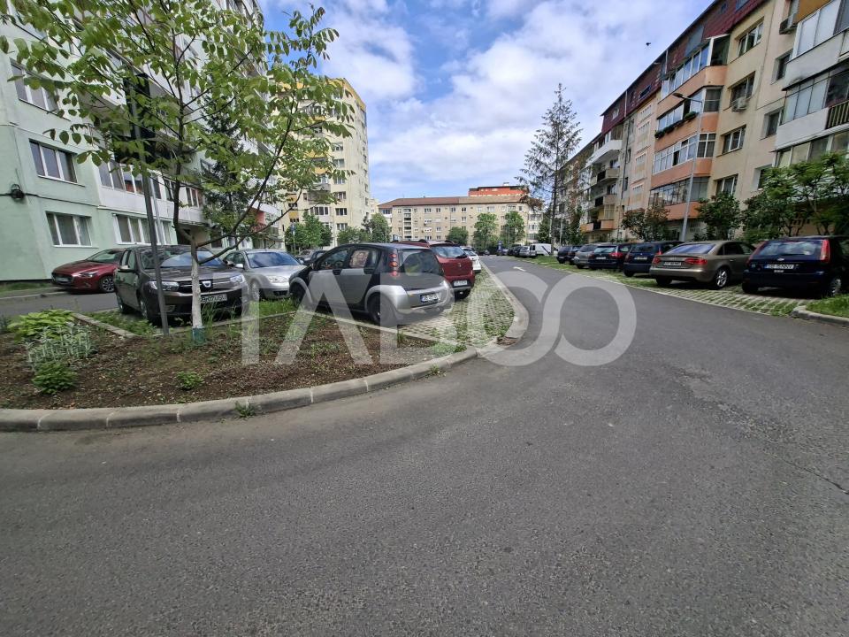 Apartament cu 3 camere si balcon de inchiriat in zona Mihai Viteazul