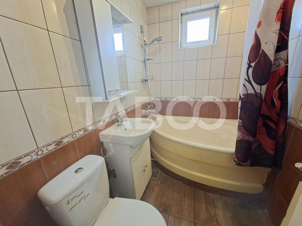 Apartament cu 3 camere si balcon de inchiriat in zona Mihai Viteazul