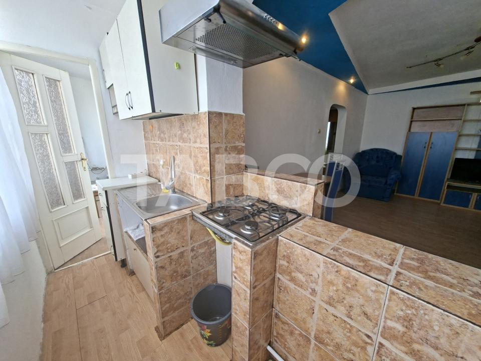 Apartament cu 3 camere si balcon de inchiriat in zona Mihai Viteazul