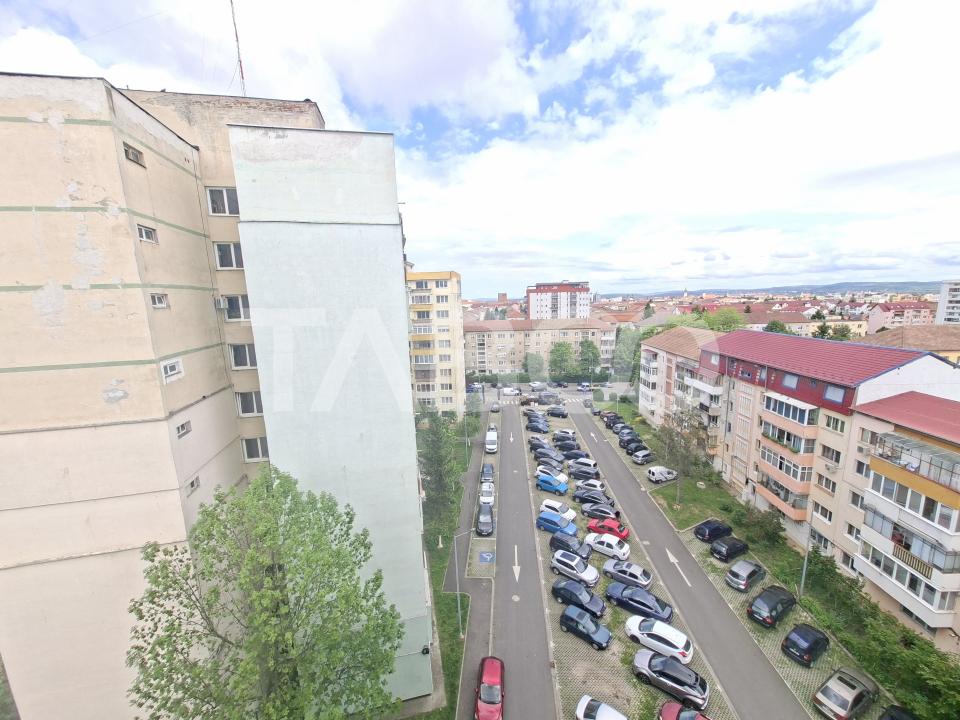 Apartament cu 3 camere si balcon de inchiriat in zona Mihai Viteazul