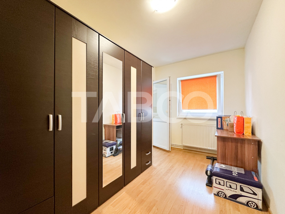 Apartament cu 4 camere decomandate etaj intermediar zona OMV V.Aaron