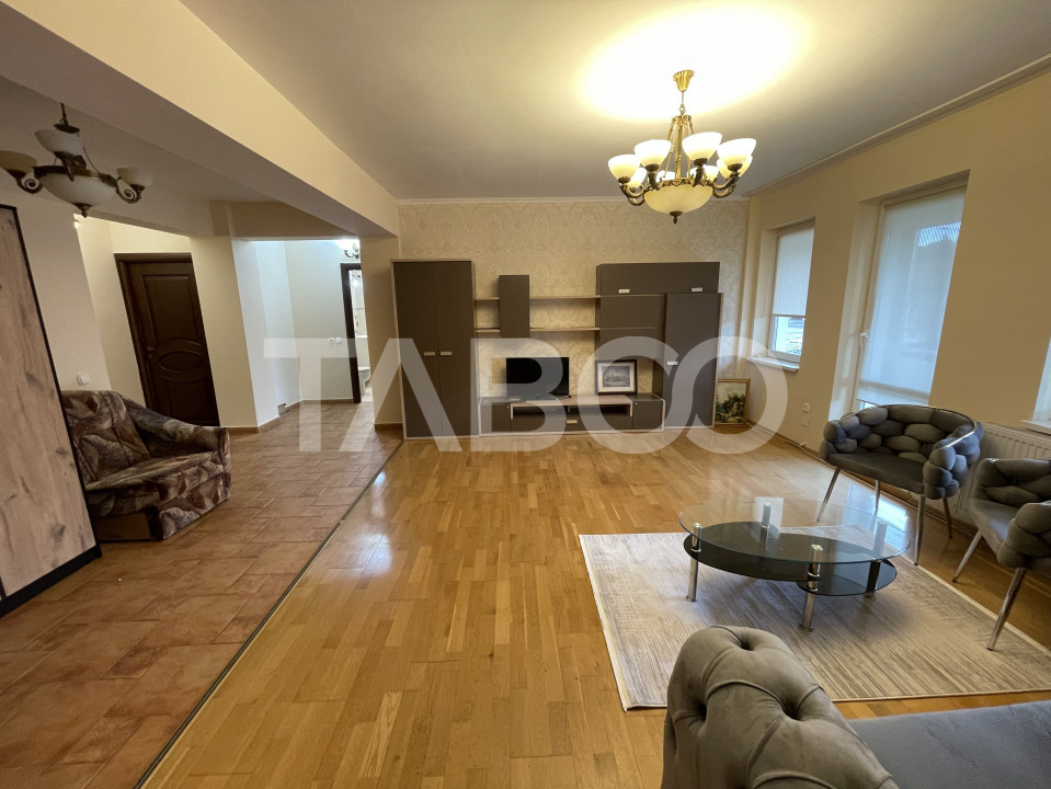 Apartament cu 4 camere si loc de parcare de inchiriat in zona Strand
