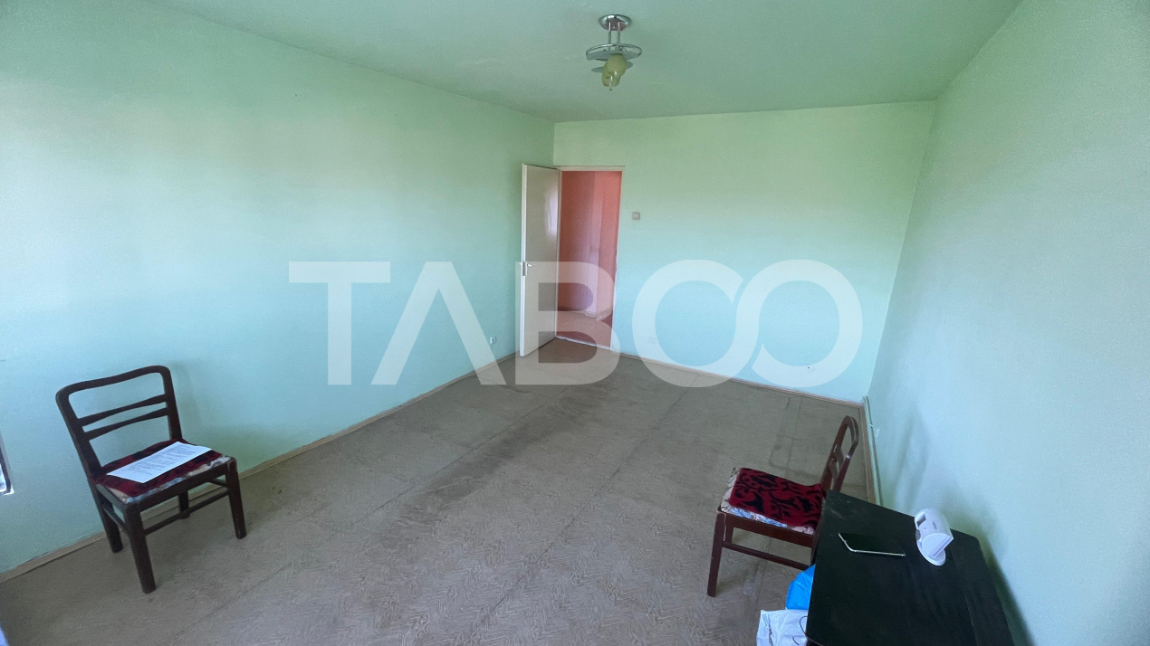 Apartament de vanzare 2 camere cu vedere la munte etaj 4 Vasile Aaron