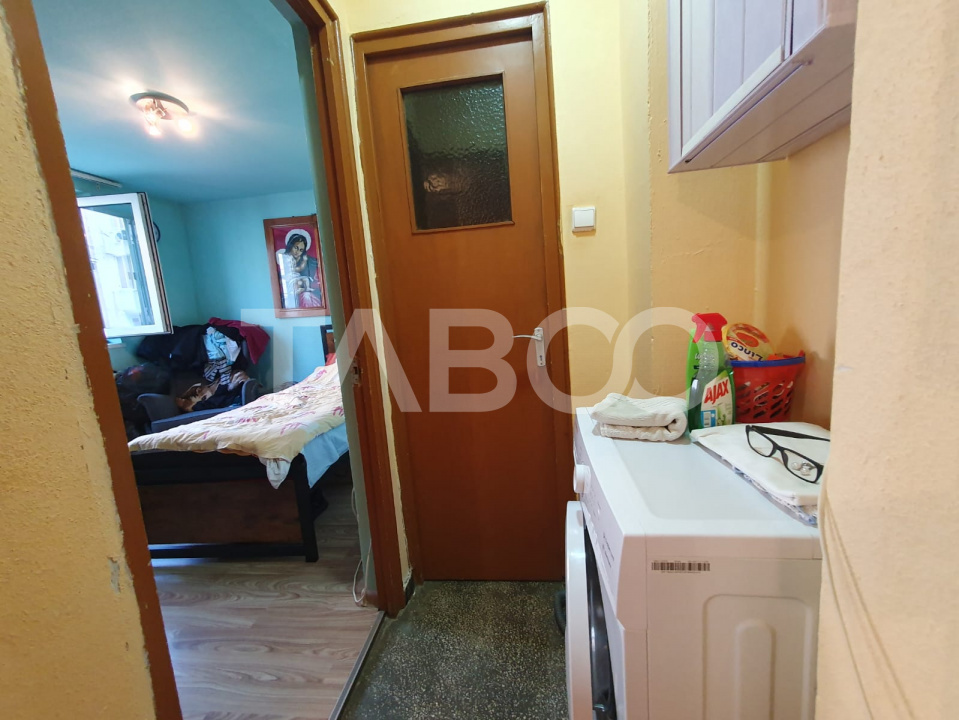 Apartament de vanzare 2 camere semidecomandat zona 13 Decembrie