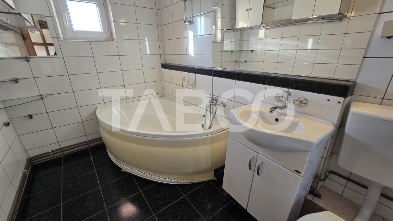 Apartament de vanzare 3 camere 2 bai balcon in bloc cu lift Terezian