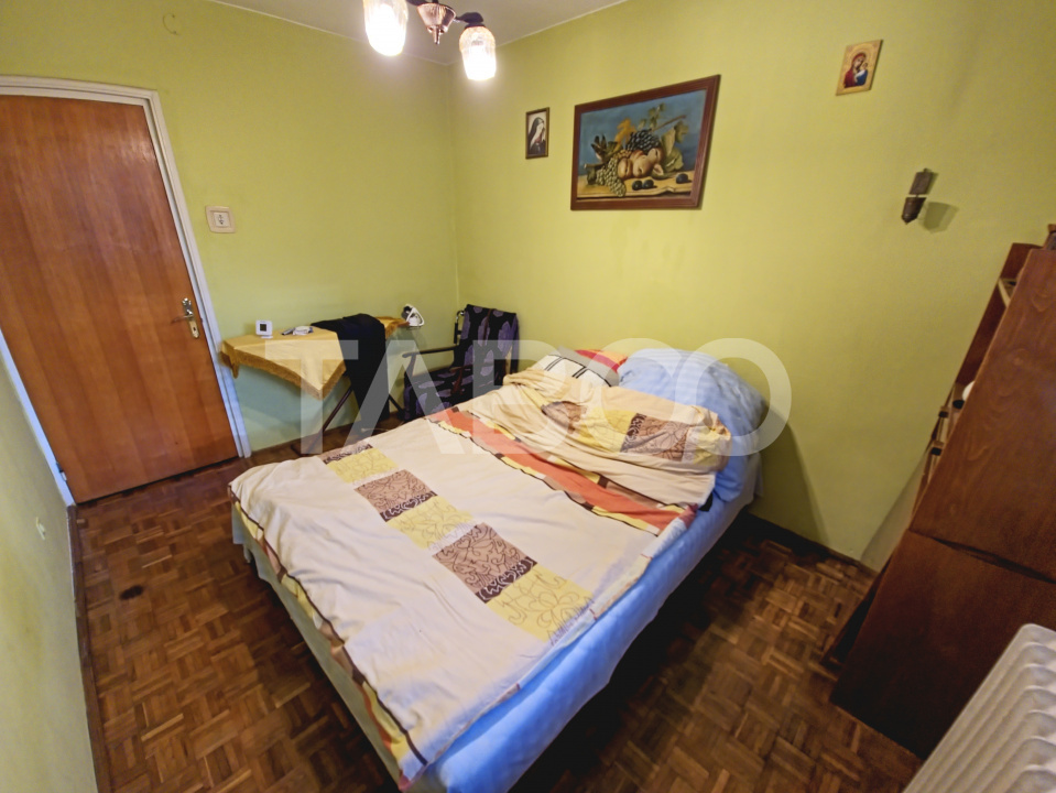 Apartament de vanzare 3 camere 60mp decomandat 2 balcoane zona Strand