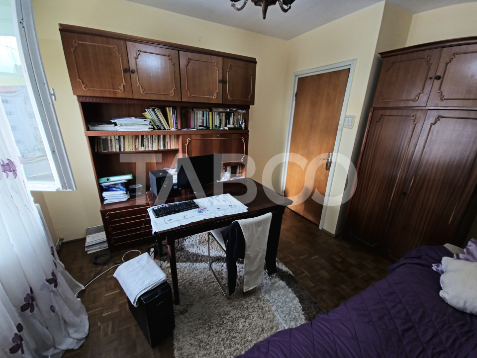 Apartament de vanzare 3 camere 60mp decomandat 2 balcoane zona Strand