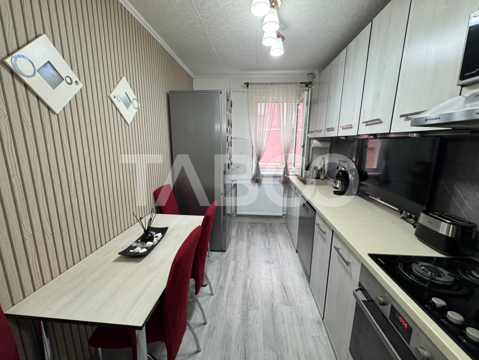 Apartament de vanzare cu 3 camere la etaj intermediar 2 cu pivnita