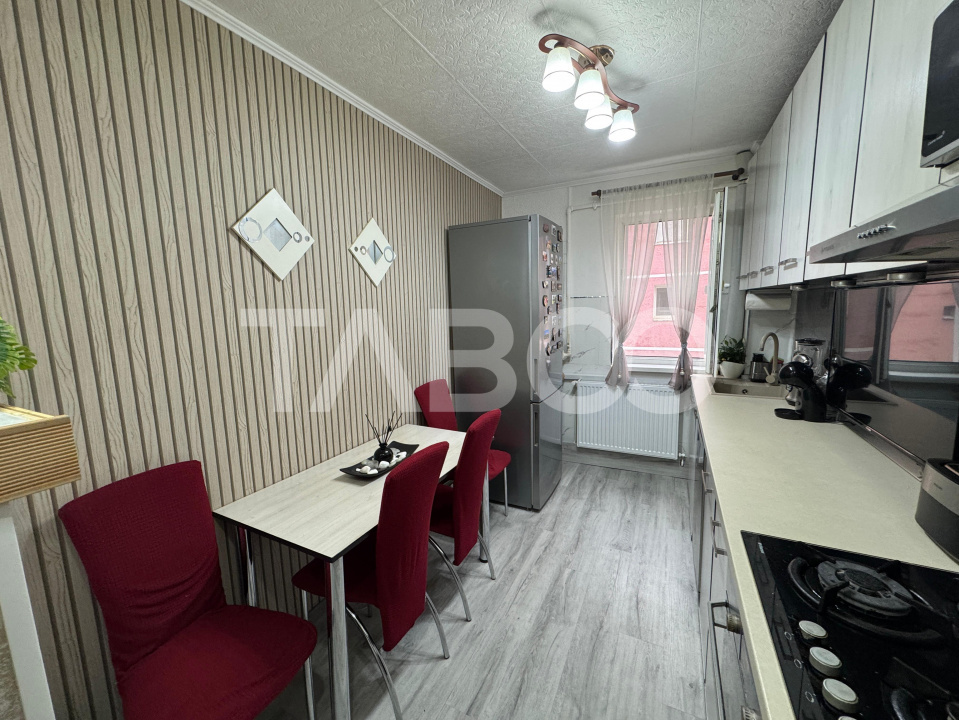 Apartament de vanzare cu 3 camere la etaj intermediar 2 cu pivnita