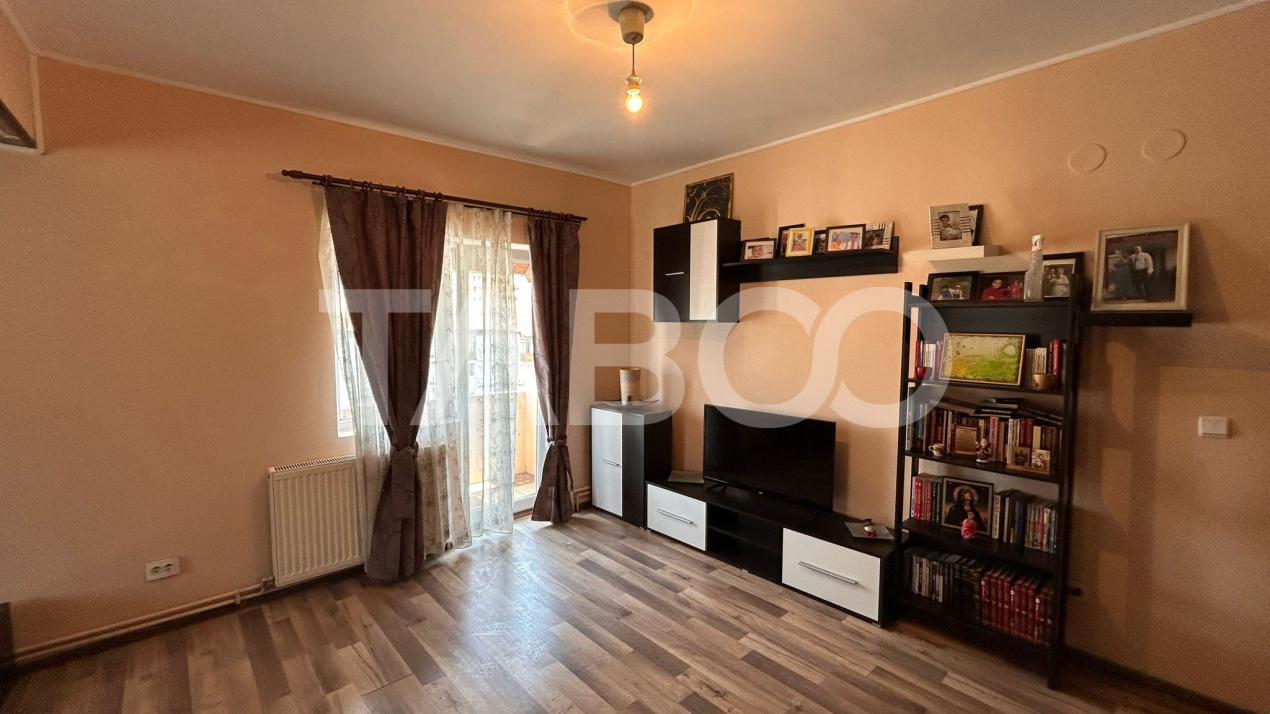Apartament de vanzare cu 4 camere 90 mpu balcon Vasile Aaron 