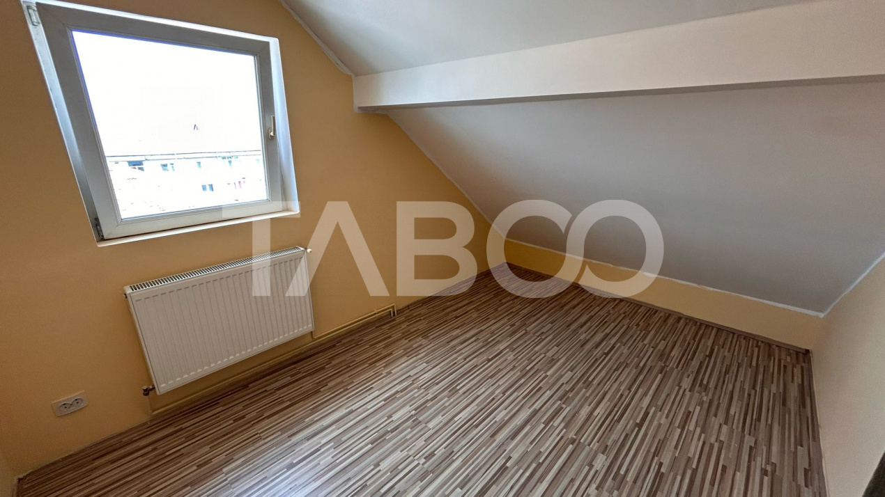 Apartament de vanzare cu 4 camere 90 mpu balcon Vasile Aaron 