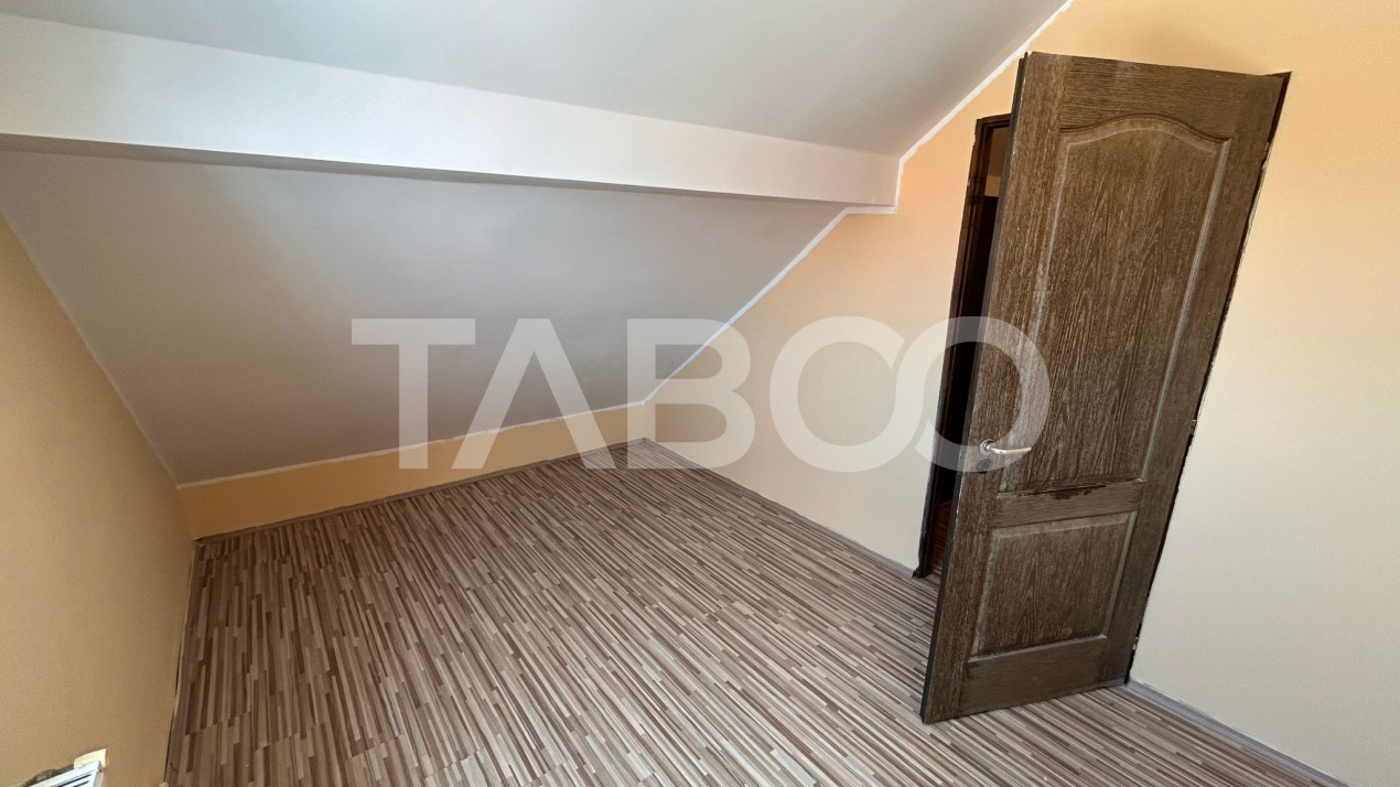 Apartament de vanzare cu 4 camere 90 mpu balcon Vasile Aaron 
