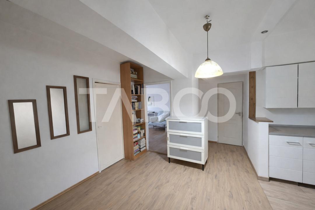 Apartament de vanzare decomandat cu 3 camere balcon etaj 2 in Turnisor