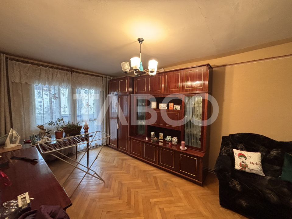 Apartament de vanzare etaj 2 + pivnita 3 camere 55 mpu  Valea Aurie