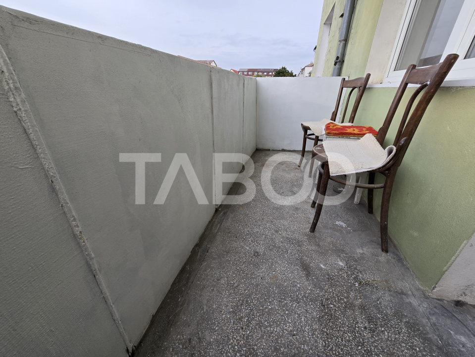 Apartament de vanzare la etaj intermediar 2 renovat balcon Terezian