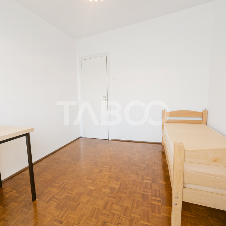Apartament de vanzare zona Dioda cu 3 camere si balcon