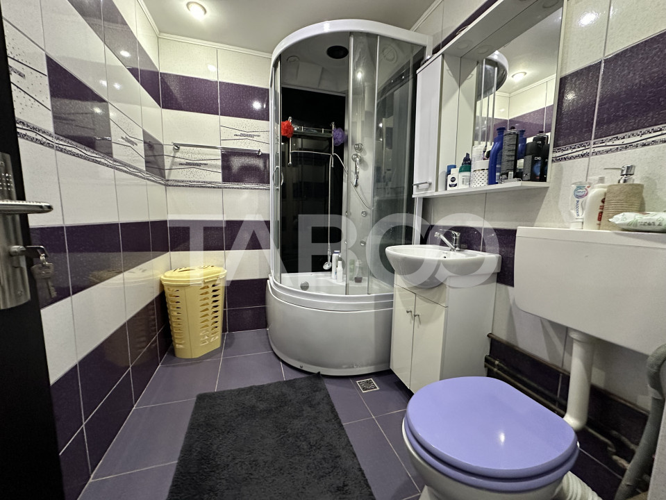 Apartament decomandat 3 camere 2 bai 68 mpu etaj 3 Calimanesti Valcea 