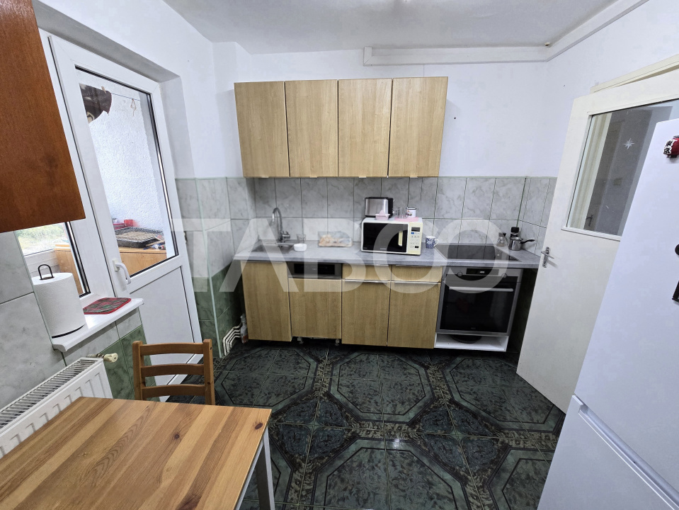 Apartament decomandat 3 camere balcon pivnita lift Vasile Aaron Sibiu