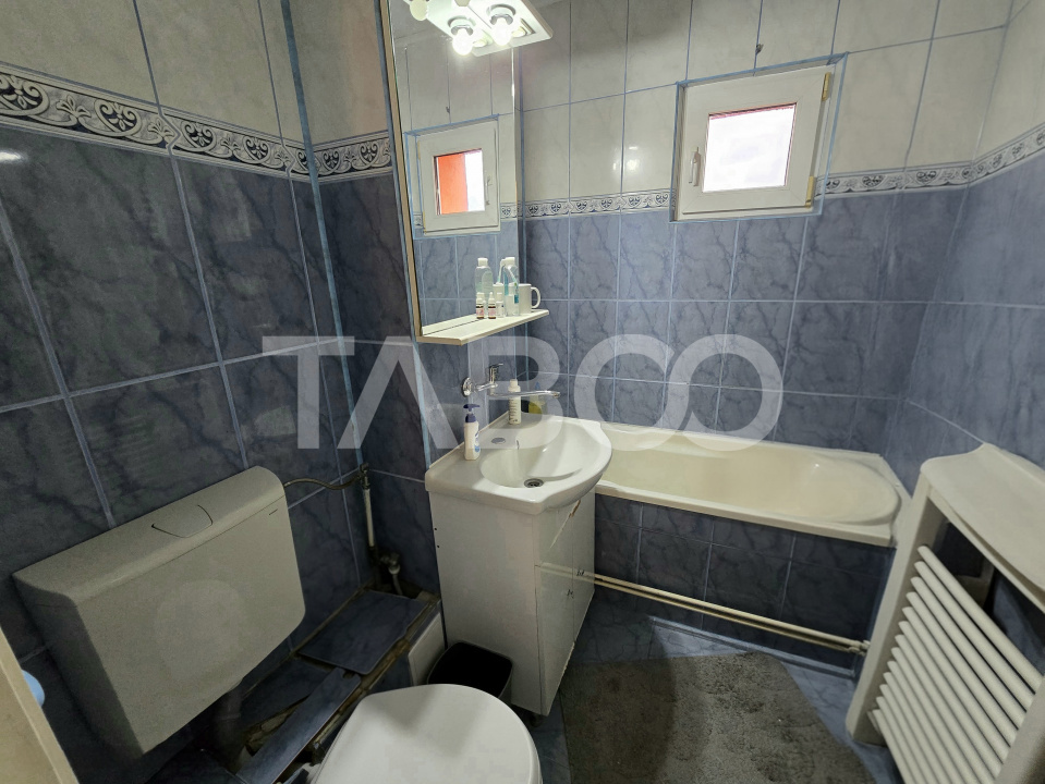 Apartament decomandat 3 camere balcon pivnita lift Vasile Aaron Sibiu