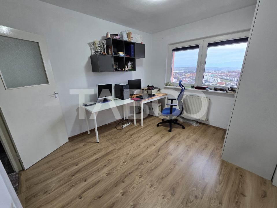 Apartament decomandat 3 camere balcon pivnita lift Vasile Aaron Sibiu