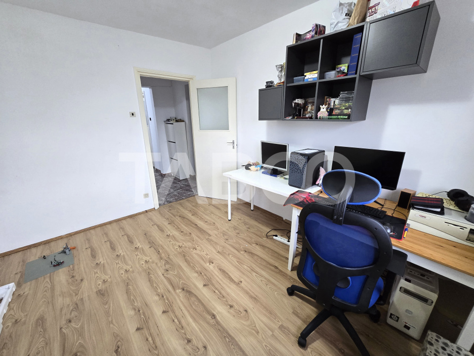 Apartament decomandat 3 camere balcon pivnita lift Vasile Aaron Sibiu