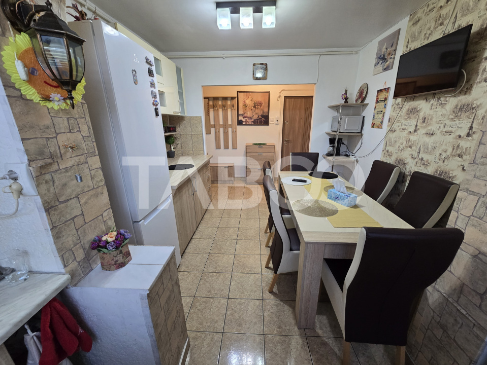 Apartament decomandat 3 camere balcon pivnita lift Vasile Aaron Sibiu