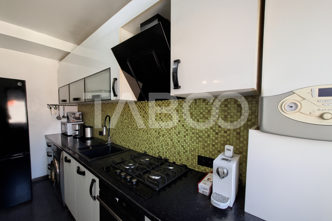 Apartament decomandat 3 camere loc de parcare pod cu echipamente sport