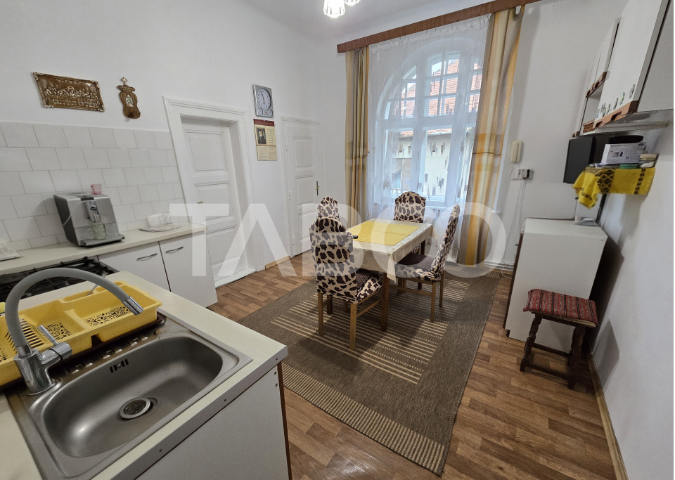 Apartament decomandat 4 camere 130mpu pivnita acces auto Orasul de Jos