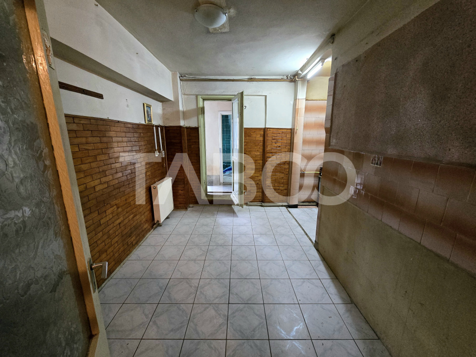 Apartament decomandat 4 camere 4 balcoane 2 bai etaj 1 Central Sibiu