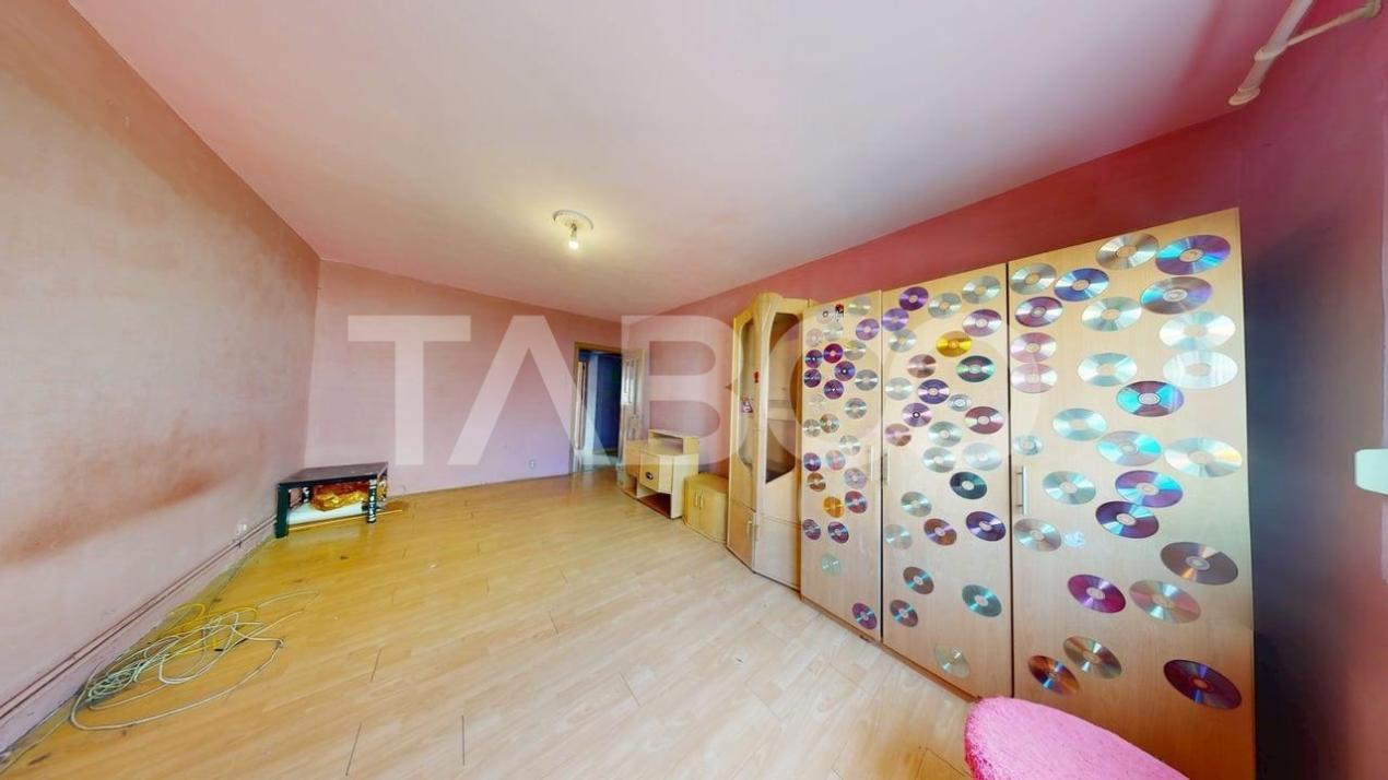 Apartament decomandat 50 mpu etaj 1 balcon pivnita Strand