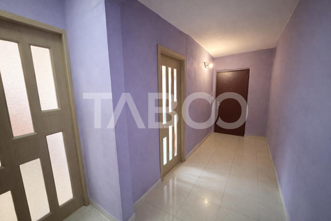 Apartament decomandat 50 mpu etaj 1 balcon pivnita Strand